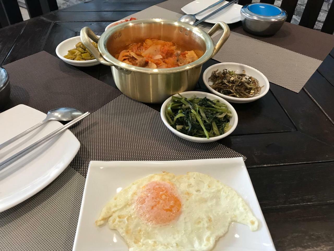 Som Guesthouse Patong Екстериор снимка
